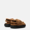 Braune Sandalen aus Lammfell