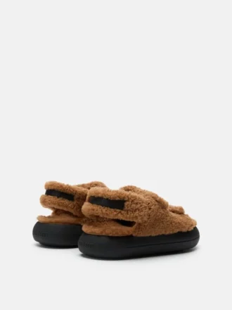Braune Sandalen aus Lammfell