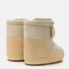 Moon Boot X Vandythepink® Icon Strap Stiefel aus beigem Wildleder