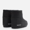Schwarze Gummistiefel ohne Schnürsenkel