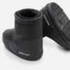 Schwarze Gummistiefel ohne Schnürsenkel